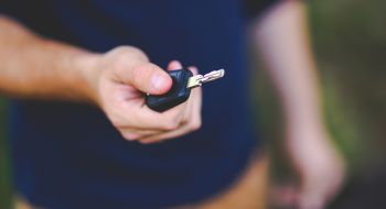 Geef je je werknemer een benzineauto of een elektrische auto van de zaak?