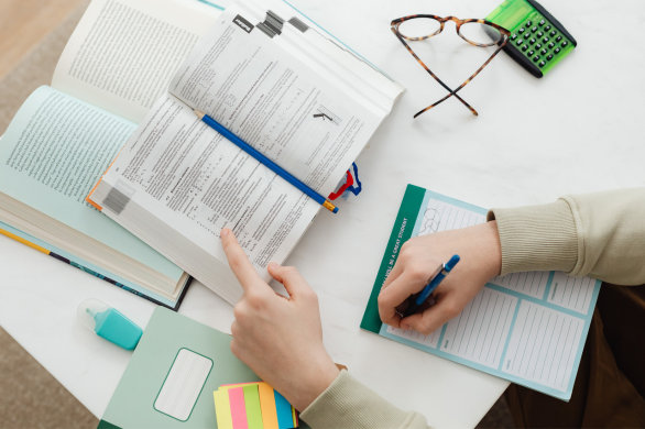 Wanneer moet een werkgever een opleiding kosteloos aanbieden en wanneer is een studiekostenbeding rechtsgeldig?