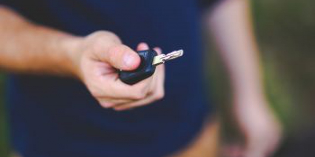 Geef je je werknemer een benzineauto of een elektrische auto van de zaak?