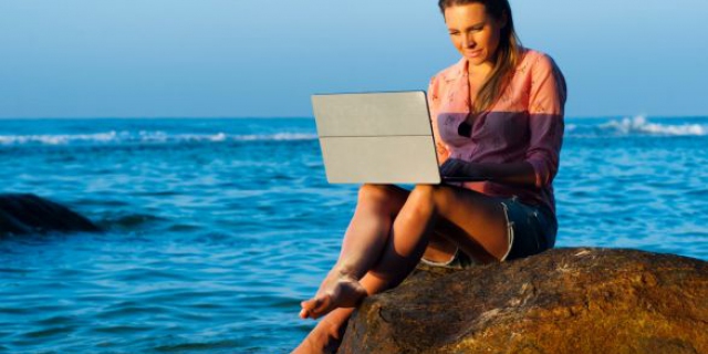 Ondernemen vanaf het strand? Mooi, maar hoe zit het met je belastingplicht? 