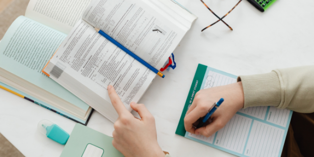 Wanneer moet een werkgever een opleiding kosteloos aanbieden en wanneer is een studiekostenbeding rechtsgeldig?